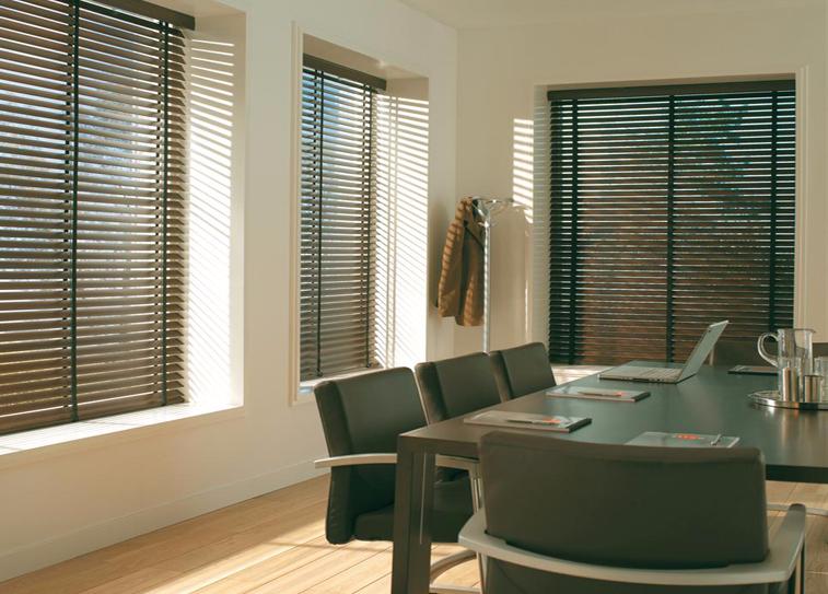 красивые жалюзи в современном офисе