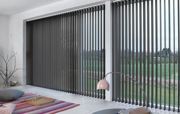 Темные жалюзи в светлом помещении