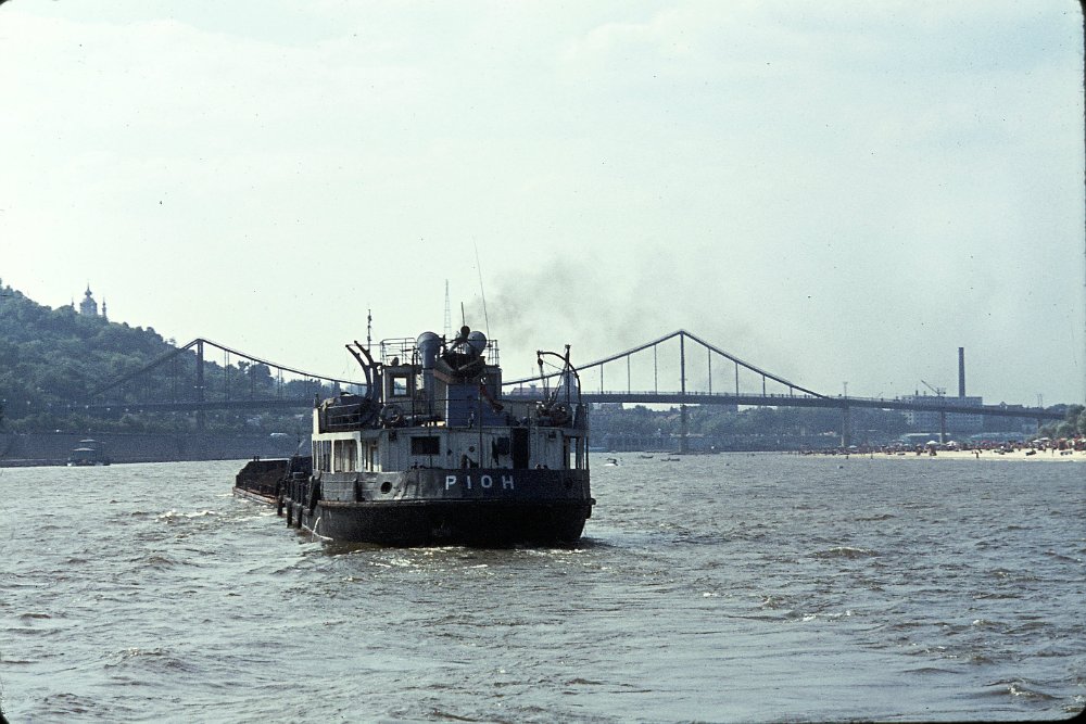 Грузовой катер на реке Днепр