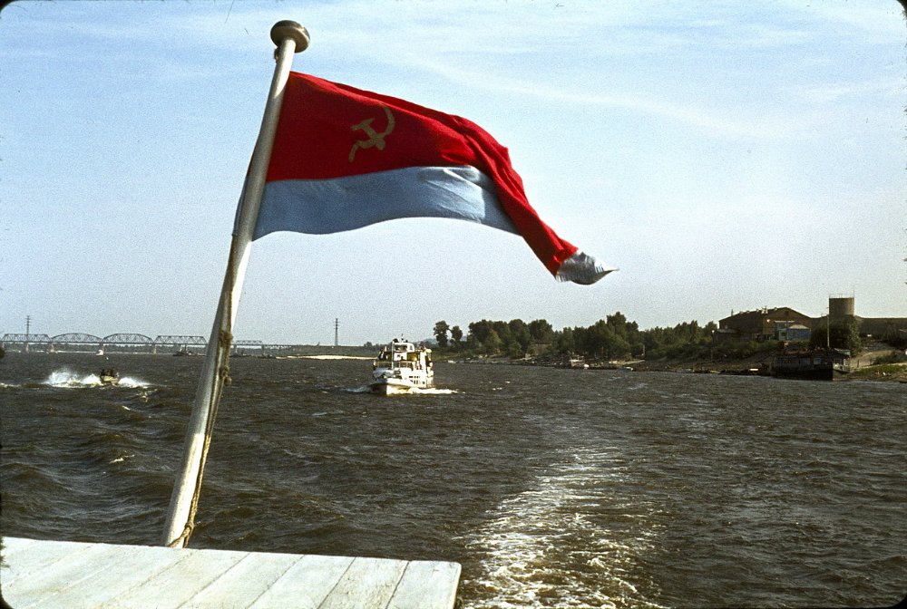 Флаг советского союза на днепре