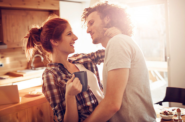 Счастливая девушка с парнем