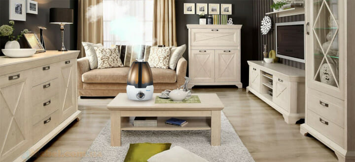 Увлажнитель на столе в комнате