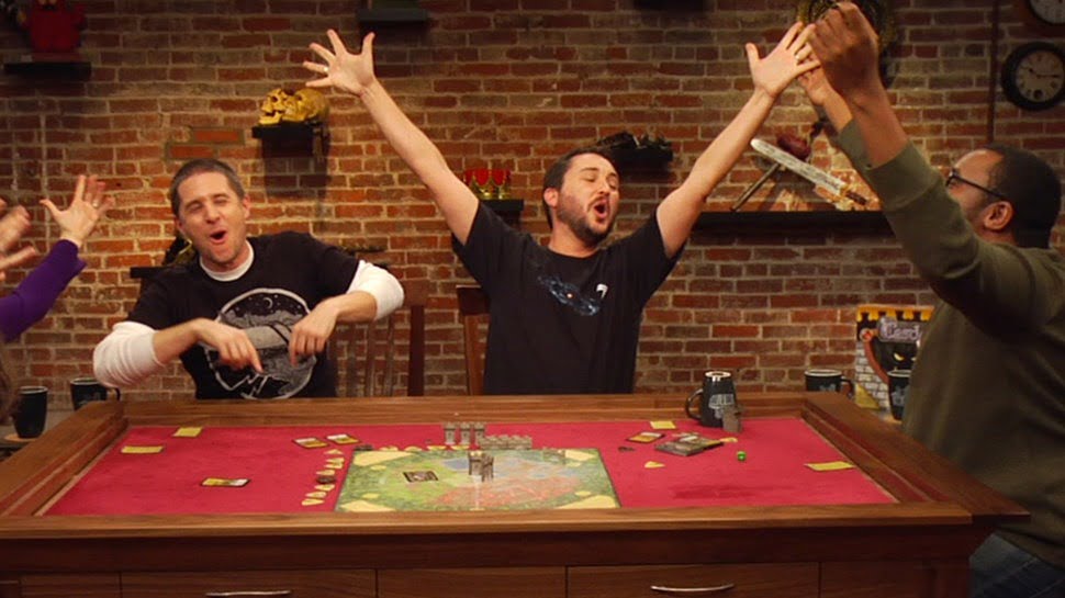 Люди играют в настольные игры