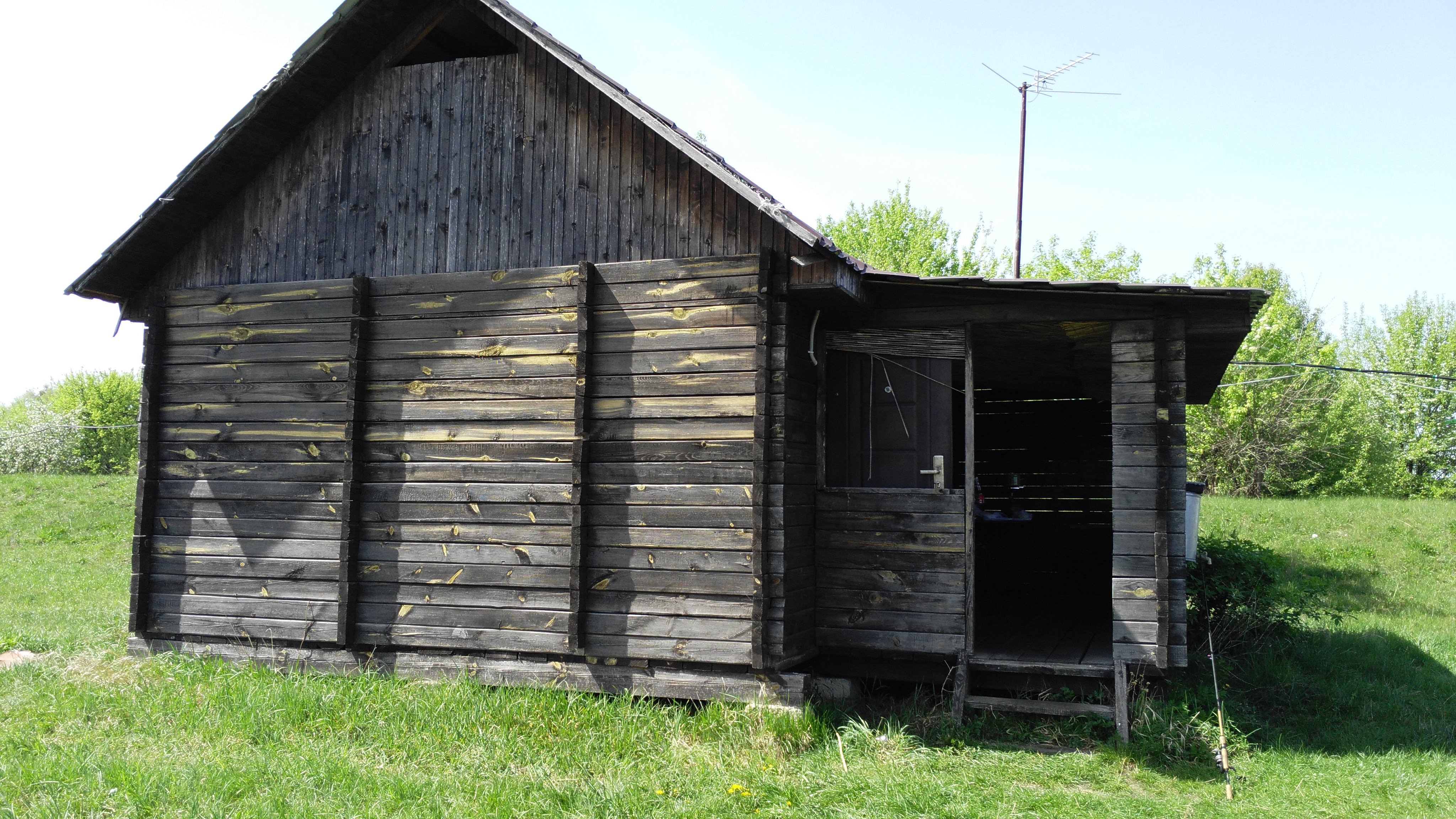 Деревянный домик на берегу озера