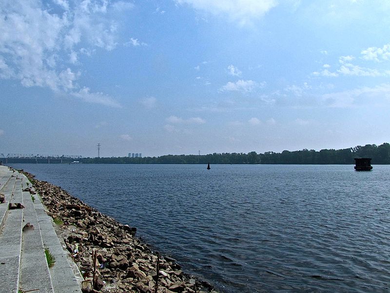 Рыбалка на новой набережной в Киеве, правый берег Днепра