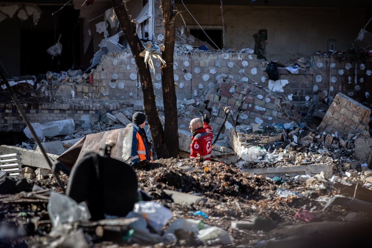 Снаряд попал в жилой дом, много погибших
