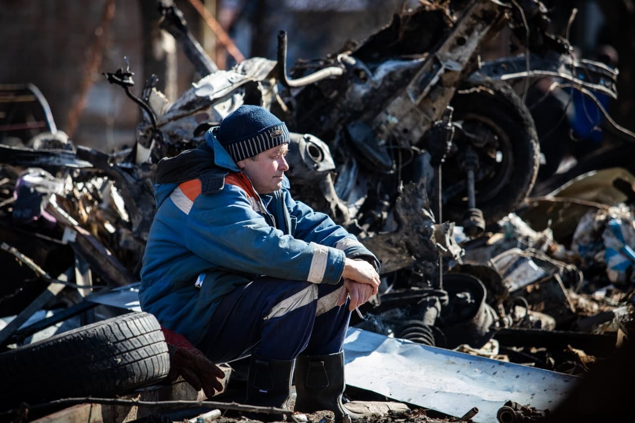 Рабочие разбирают завалы