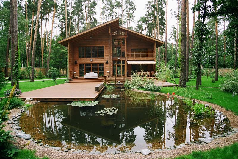 Загородный дом с небольшим искуственным озером