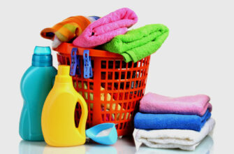 Корзина с полотенцами и моющие средства