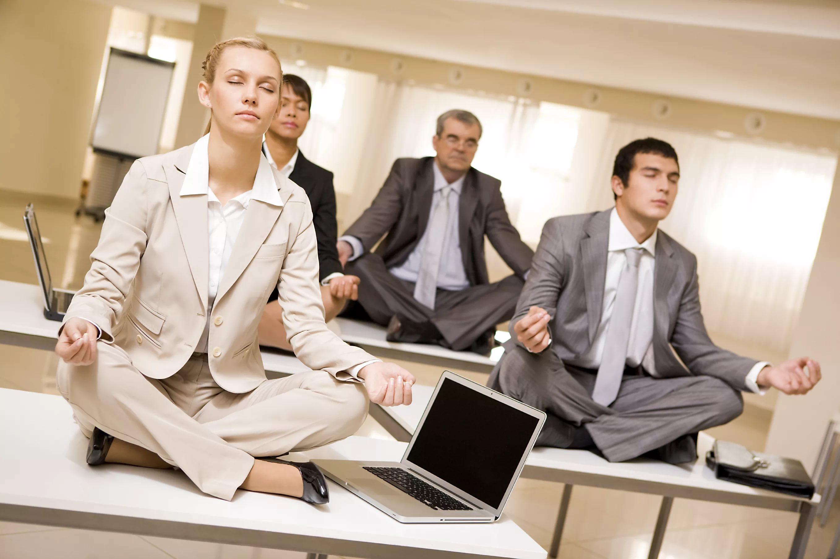 Люди медитируют на рабочем месте