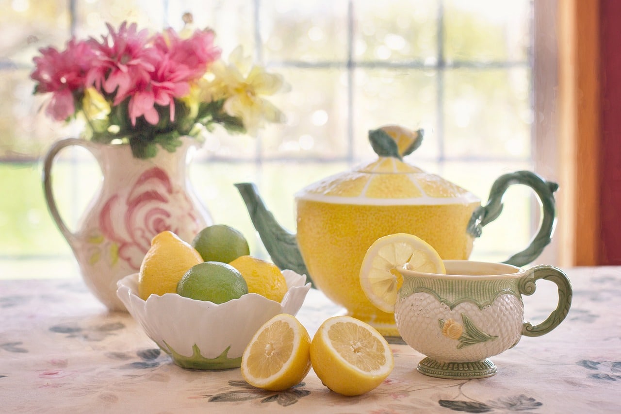 Чайник с лимонами в вазе