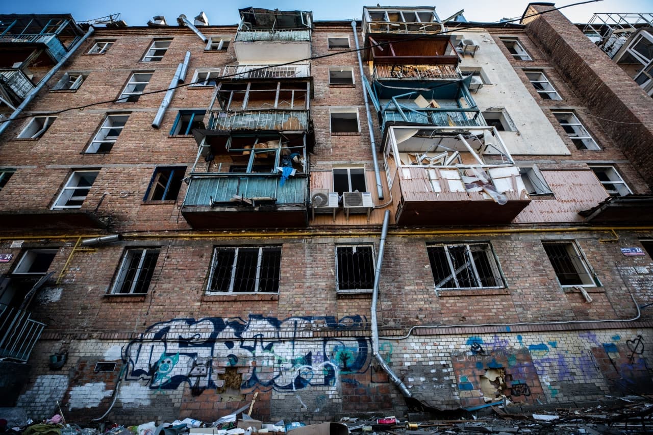 Бомбят жилые дома в Украине